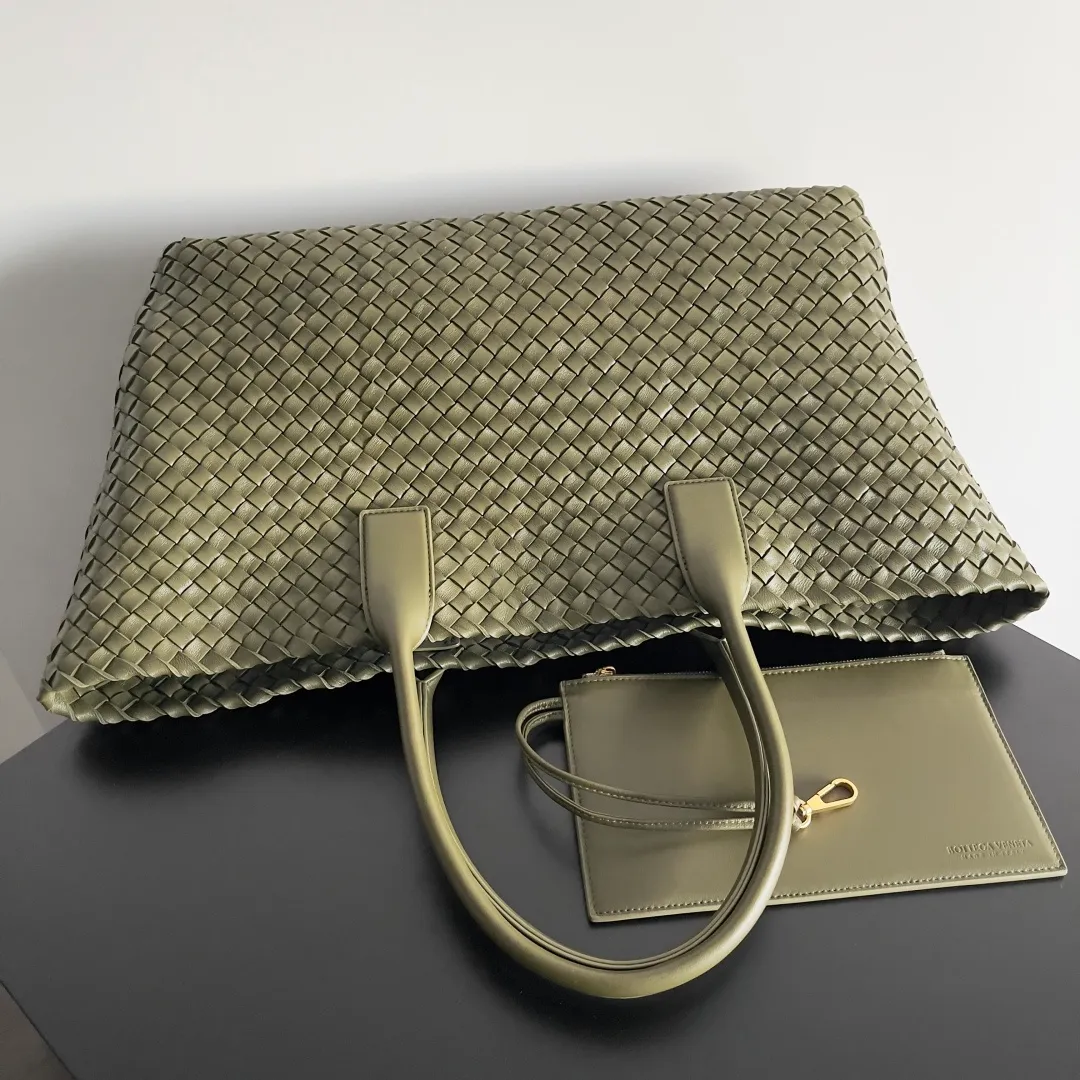 Batch 2860 Classic returns... (large size 51cm) • Cabat, born in 2001, is one of the most iconic styles of the Bottega Veneta workshop. The whole bag is made of top-grade imported lambskin. There is no exposed logo on the whole bag, but with the classic wide woven elements, you can tell who it belongs to at a glance! Can be carried on one shoulder, very practical! Style number: 608811 Size: 51*18*28